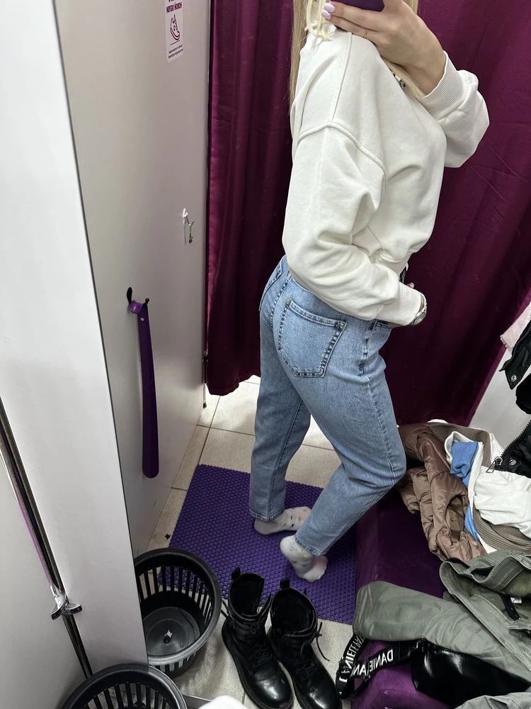 В целом джинсы огонь, особенно за такую цену, понравилась ткань (хорошая, плотная), из-за молнии криво немного, но решила, что все равно буду носить с ремнем и не будет заметно))