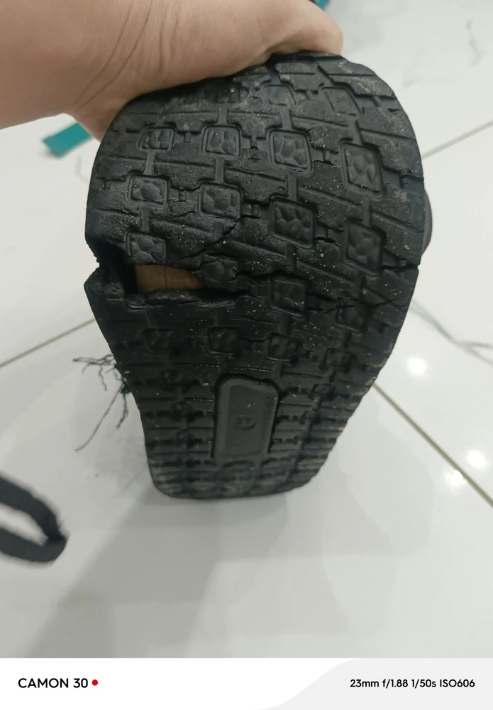 Ужасное качество товара за такие, не прошел зимний сезон как они порвались. Лопнула подошва на  стопах, размохрились нитки, стельки внутри собираются и тоже порвались. При том, что я постоянно на машине. Цена и качество не соответствует. НЕ РЕКОМЕНДУЮ к покупке!