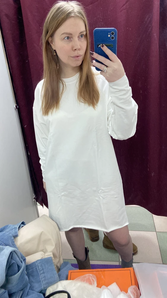 Я его искала всю жизнь кажется , идеальное платье не иначе