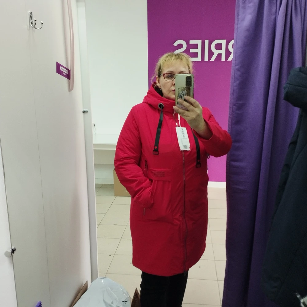 На рост 168 и размер 52 -54, заказала 54. Села хорошо. Качество хорошее, вся фурнитура на месте. Смотрится, как парка. Книзу только как будто узковата.