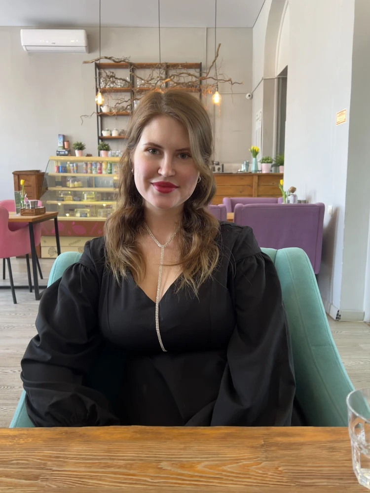 Платье милое, на фигуре сидит хорошо. Само по себе простовато, но с украшениями какими-нибудь очень красиво смотрится))