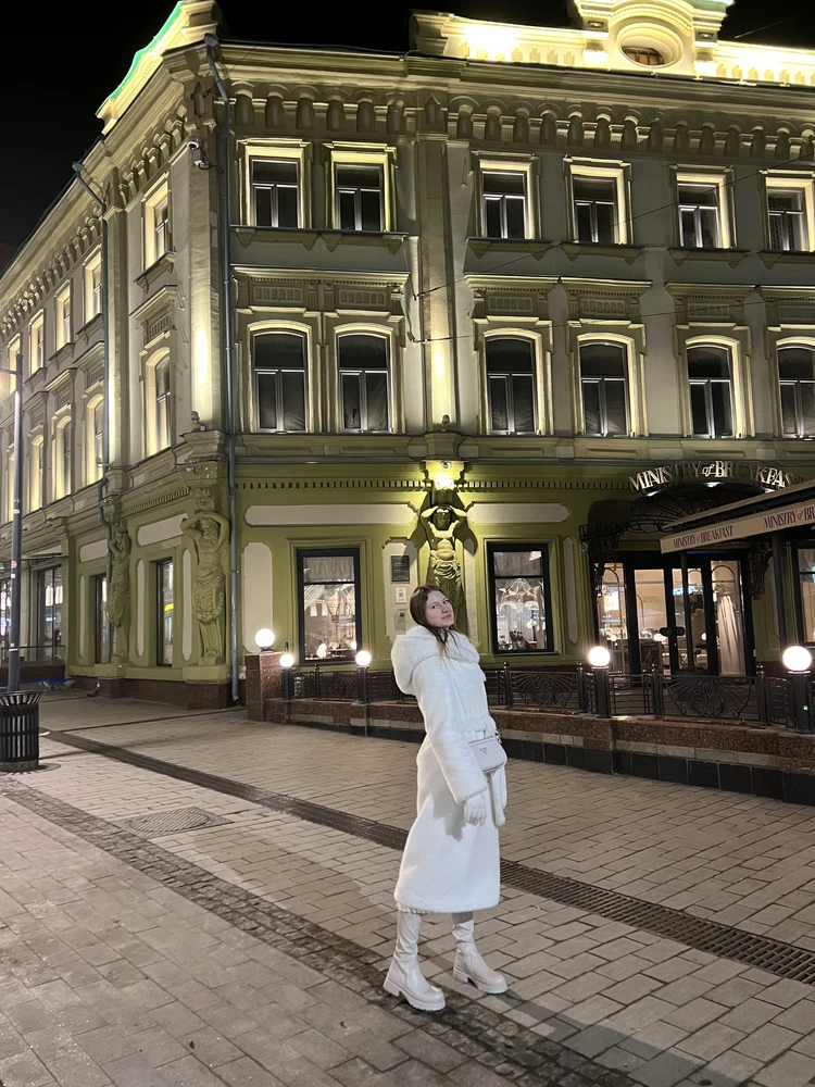 Очень нравятся эти ботфорты. 41 действительно на 41) ношу со стелькой, поэтому на 40 подходит) цвет благородный! 🔥Покупала примерно за 2800) получила комплименты по поводу ботфорт) колодка хорошая 👌
