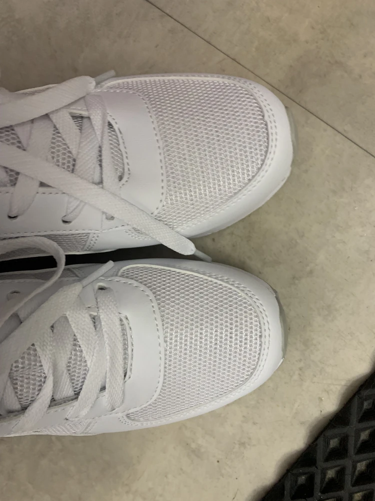 Хорошие кроссовки, но никак не маломерят. Заказывала два размера сразу 35 и 36, если отталкиваться от рекомендаций продавца и размерной сетки, то на мой 34 российский (22см стопа) нужен 36. Так вот, 36 большой и на мой взгляд никак не маломерит! 35 подошел идеально, аккуратные кроссовки, легкие. Но был не большой залом сзади, на фото видно, поэтому отказ. Буду перезаказывать, если будет разумная цена 🙈 (они симпатичные, но что то есть в них, что, ну, никак не аыше 2500 рублей! Я заказывала за 2800, а сегодня уже почти 3500 🤦🏼‍♀️). Это не та вещь, что выглядит длроже своей цены, скорее наоборот. Как в носке будет не знаю 🤷🏼‍♀️, но по ощущениям вроде удобные. В общем, если цена будет подходящая, то хочу перезаказать.