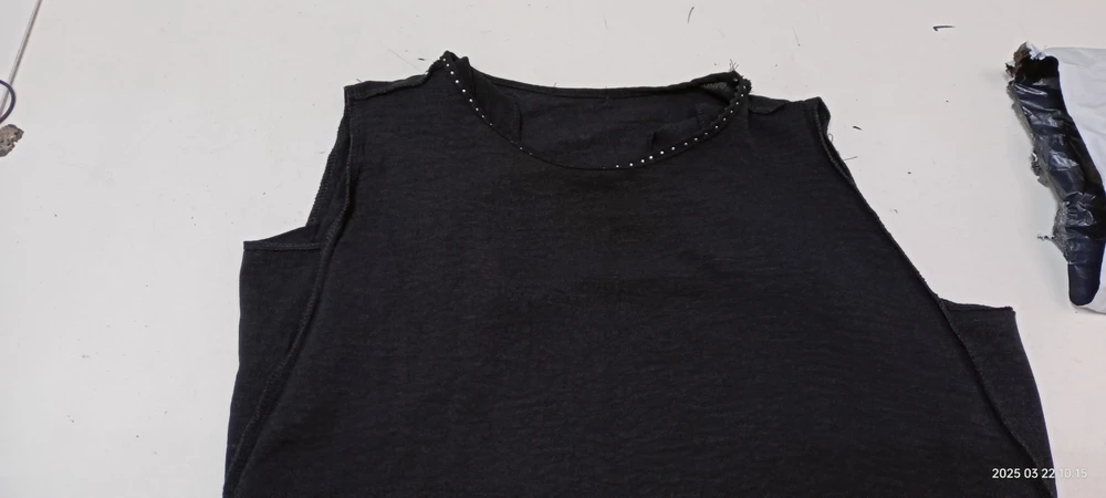 Материал приятный фасона красивый,но столько касеков. Возврат.