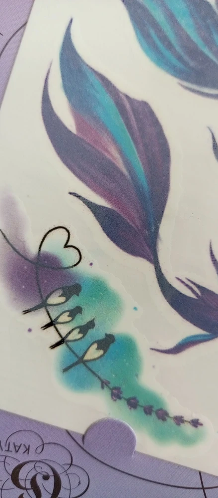 Видны пиксели, у более дешевых тату качество печати встречается лучше, но все равно забрала, очень уж очаровательные птички, и рыбки тоже) а вообще, качество тату можно оценить, только наклеив на кожу и пожив с ней несколько дней..может и хорошо,что нет резких контуров, некая акварельная размытость, просто смущает наличие мелких цветных вкраплений на белом фоне по контуру рисунка.Короче, на коже посмотрим))Белесый верхний слой обманчив,похоже, это как изнанка, подложка или клей, сама тату будет ярче. Спасибо производителю и быстрой качественной доставке, тату немятая 😊