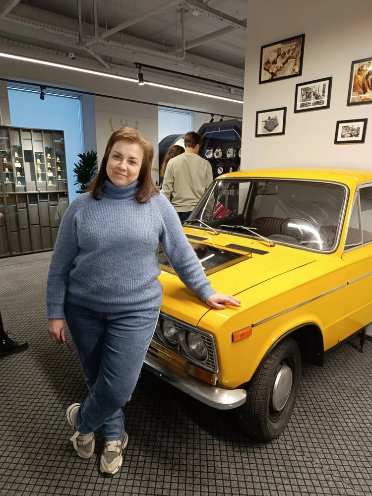 Качественные джинсы, резинка широкая, но не учла то, что материал стрейтч и они потянутся при носке, сразу сел 36 размер идеально, но они потянулись, немного свободными стали, возможно сядут после стирки.