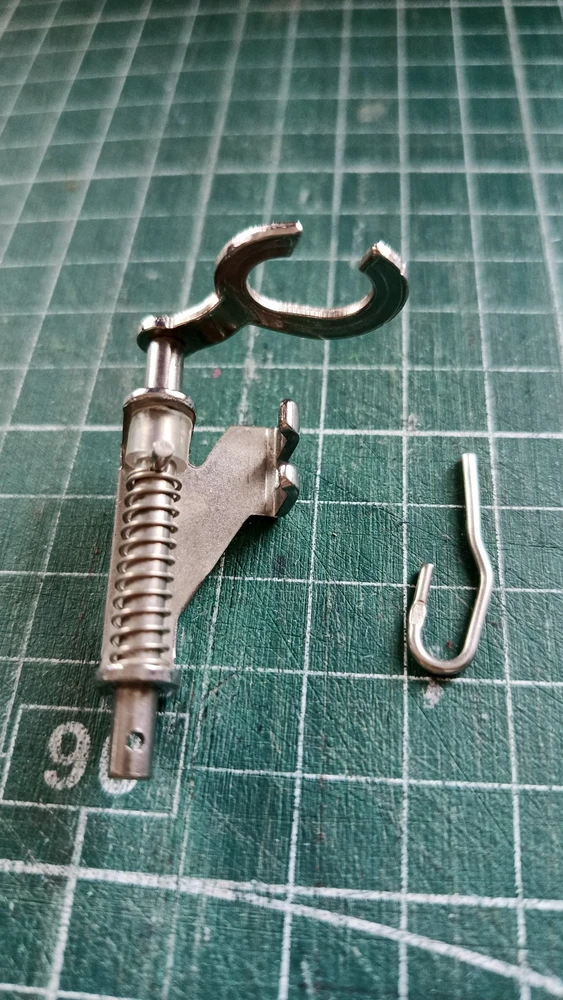 Штырек не закреплен , при шитье  выпадывает. Подошла к ALFA. Если кому  интересно то к Чайке не подошла.