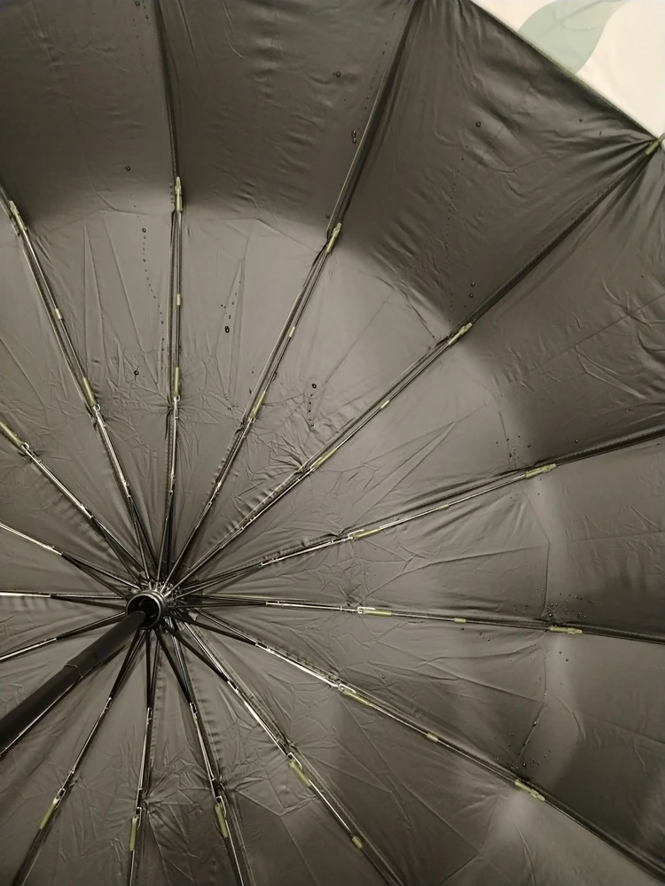 Красивый и большой, но со своей функцией не справляется. Протикает  при маленьком дожде, даже не представляю, что будет при ливне.