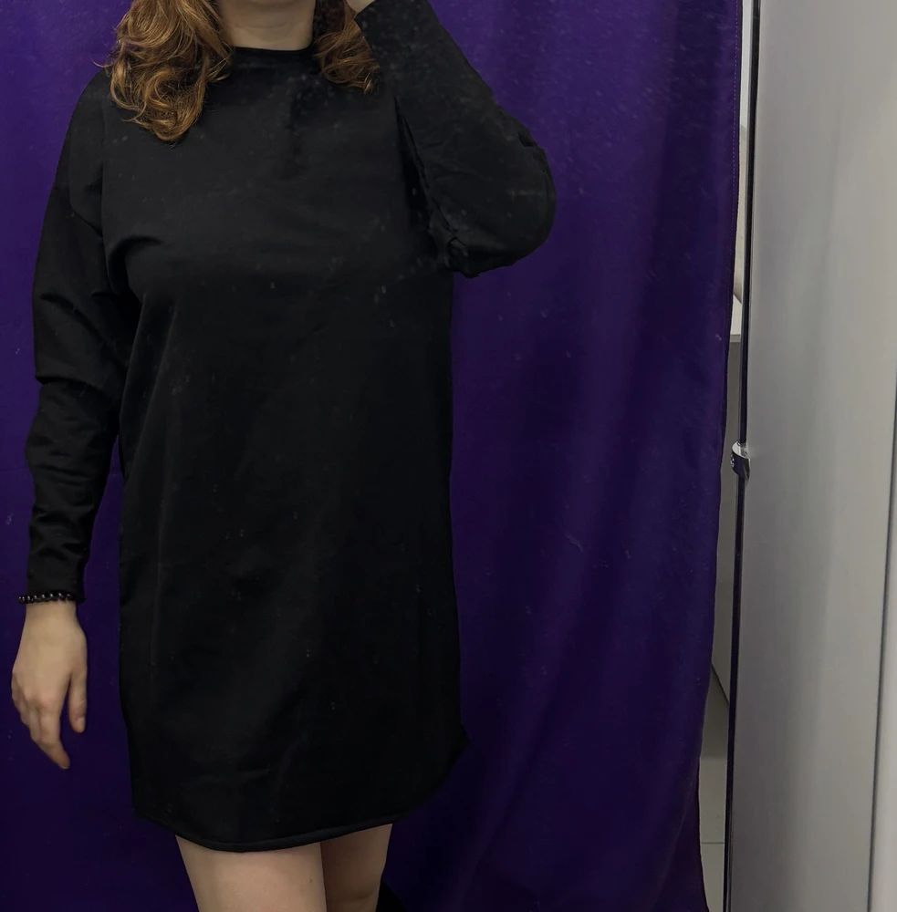 Страшно большемерит, сначала брала на свой 46 - 44-46: оказался огромным мешком. 40-42 подршел как оверсайз👍🏻
Края не обработаны/не прошиты, но мне нравится так.
Минус: очень узкая горловина, голову надо протискивать.