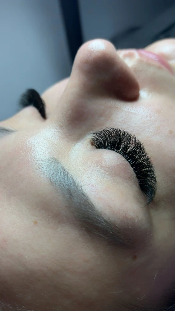 Ресницы огонь, за свою цену просто топ. Я ручник, пучки формируются очень легко👍🏼 Но с ленты снимаются тяжеловато, нужно приноровиться) В целом я довольна покупкой, цвет насыщенный, брака нет, лента плотно набита, теперь это мой фаворит 💚 И самое главное, что лента фольгированная, очень удобно, когда меняешь длины на планшете)