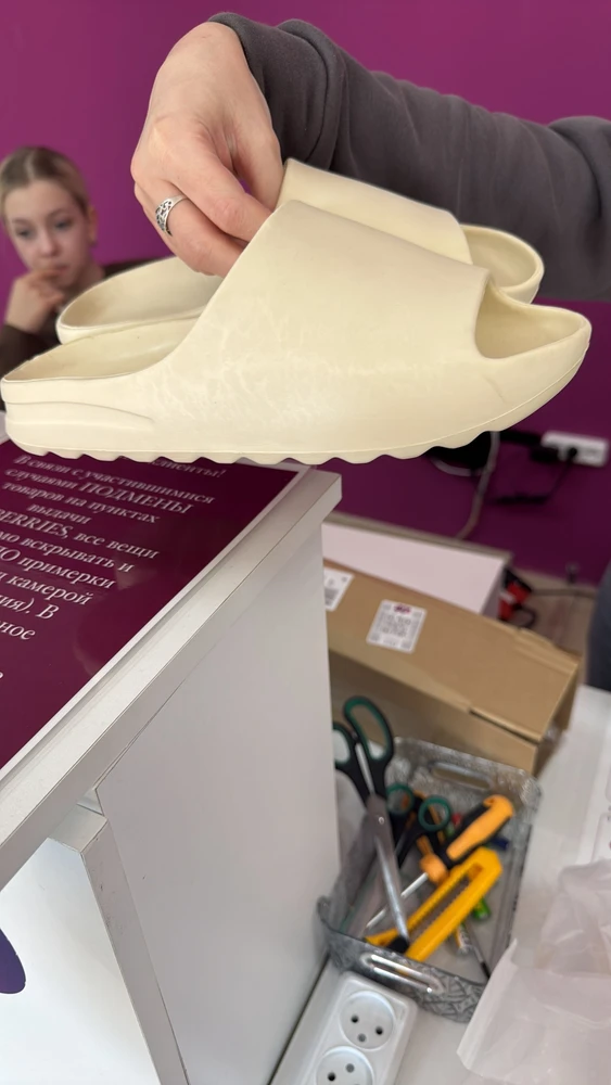 Шлепки некрасивого цвета, на фото выглядят лучше, чем в жизни. На ноге большемерят, на широкую щиколотку. После примерки на пункте вб хотела отказаться, однако, менеджер отказалась принимать сославшись на то, что товаром уже пользовались и такой товар к возврату принять она не может. Пришлось выкупить и делать возврат, однако, продавец отказывается принимать возврат. Тоааром я не пользовалась и не мобираюсь пользоваться. Продавца прошу ответить на мою заявку и принять возврат