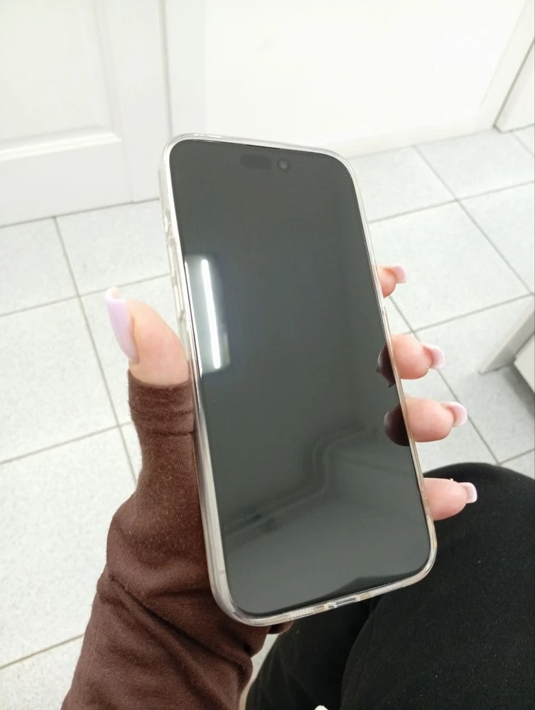 Доставка на день раньше в коробке пластиковом контенере, в пупырчатой пленке, все совершенно оригинальное, внутри был чек лист как проверить на оригинальность, работает супер