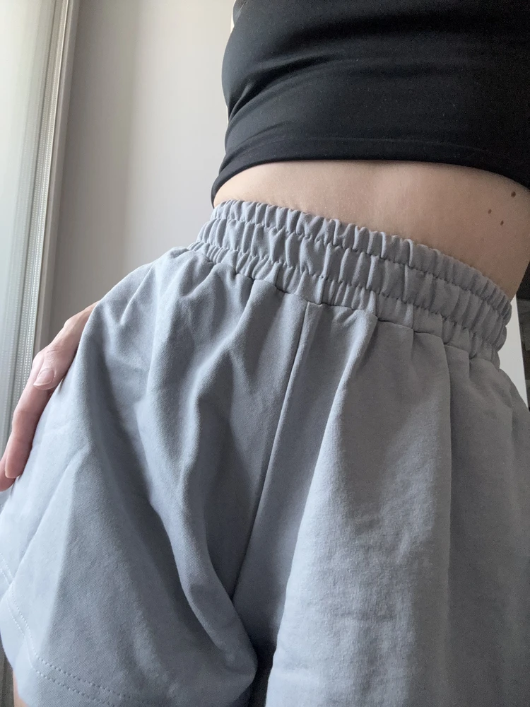 Широкие трендовые шорты. Удобные , хлопковые, легкие. В носке очень комфорно за счет свободного кроя и мягкой широкой резинки. Выполнены аккуратно, швы ровные. Цвет универсальный, не маркий. Любимые летние шортики 🩶