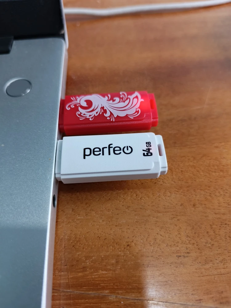 Надеюсь, отработает свой гарантийный срок 1 год, на упаковке написано срок службы 5 лет, но это вряд ли. Главное преимущество - более-менее нормальный объём за небольшие деньги, на этом всё. Ну, и что флешка не паль, а вроде какой-никакой бренд, пусть и работает по ОЕМ, но за качеством, наверное, всё равно хоть какой-то присмотр есть. Все остальные недостатки вроде низкой скорости записи на носитель, скачкИ этой самой скорости, хлипкий пластик корпуса - с этим придётся смириться. Хорошие флешки стоят дорого, но я их перестал заказывать, так как подделок очень много стало на маркетплейсах. Всем хорошего дня.