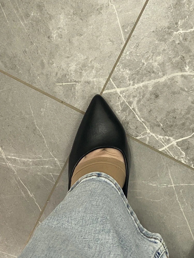 На фото в компрессионных чулках, не стала снимать для примерки. На ощущения от туфель не влияет