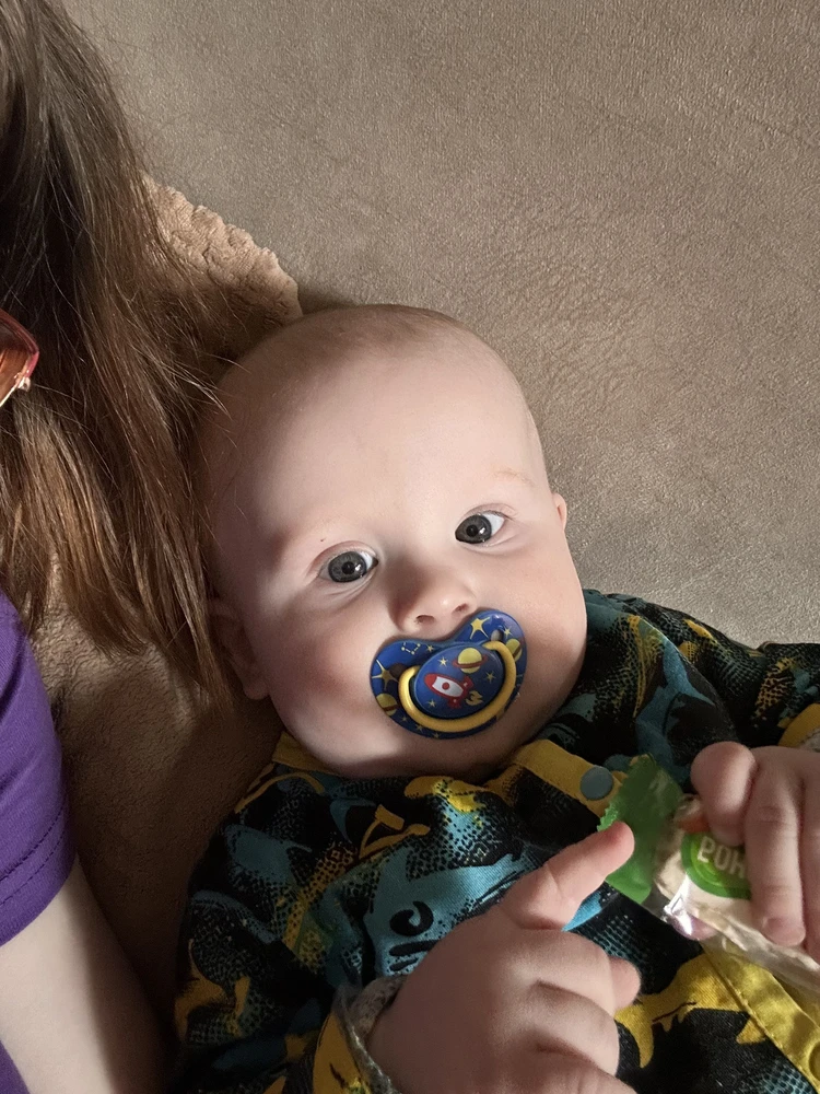 До этого мы пользовались соской со скошенным носиком( ортодонтическая или анатомическая) от lubby. Нравилась но не так сильно как эта. Почитала коментарии перед заказом и подумала а почему бы не попробовать соску той же фирмы что и его любимые бутылочки PIGEON? Он не выпускал ее абсолютно 😂 и дизайн намного ярче чем пустышки от lubby. Обе пустышки хорошие, но эта понравилась нам больше. 🩷