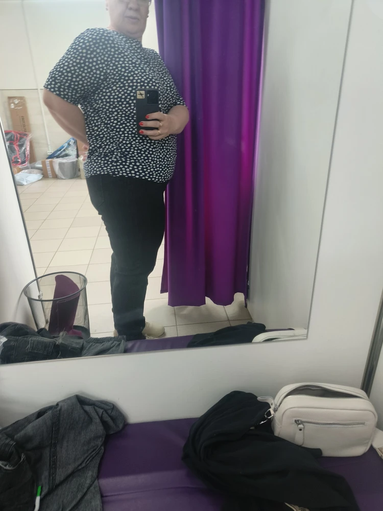 Хорошие джинсы, размер подошёл. Ткань хорошая, сильно не тянется,к телу приятная,швы ровные.