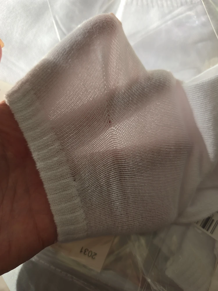 Тонкие, мягкие. Хотелось бы плотнее. На один раз одеть норм.