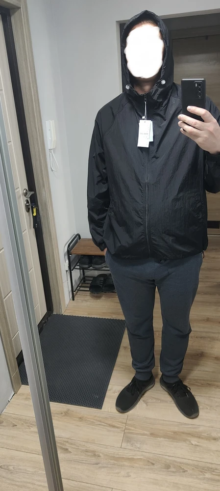 Доставка быстрая, ветровка достойная летом в непогоду отлично будет материал не промокаемый, в ней не жарко дышит тело, для спорта тоже отлично, размер у меня 54 взял xl села хорошо. В общем и целом 👍