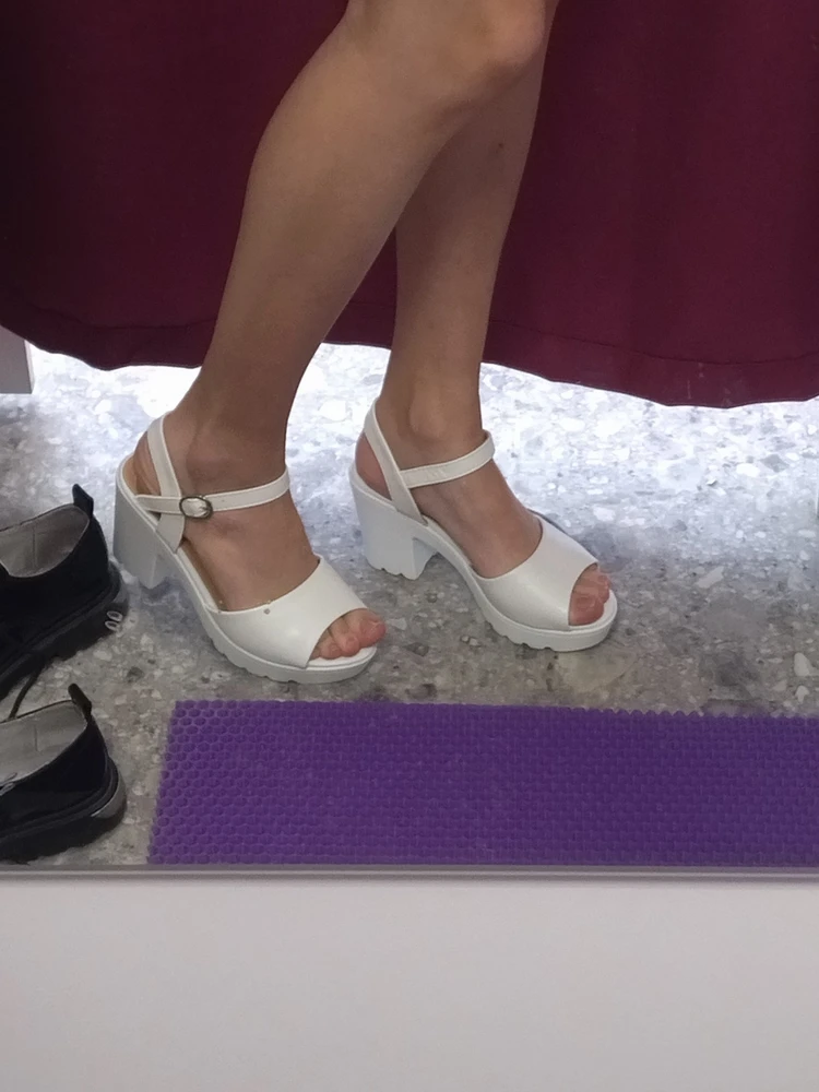 В носке босоножки не пробовала, по моим предположениям, хватит на сезон-полтора, но спасибо производителю! Найти босоножки на миниатюрную ногу 33 размера - настоящий квест, а в данном случае всё подошло идеально!