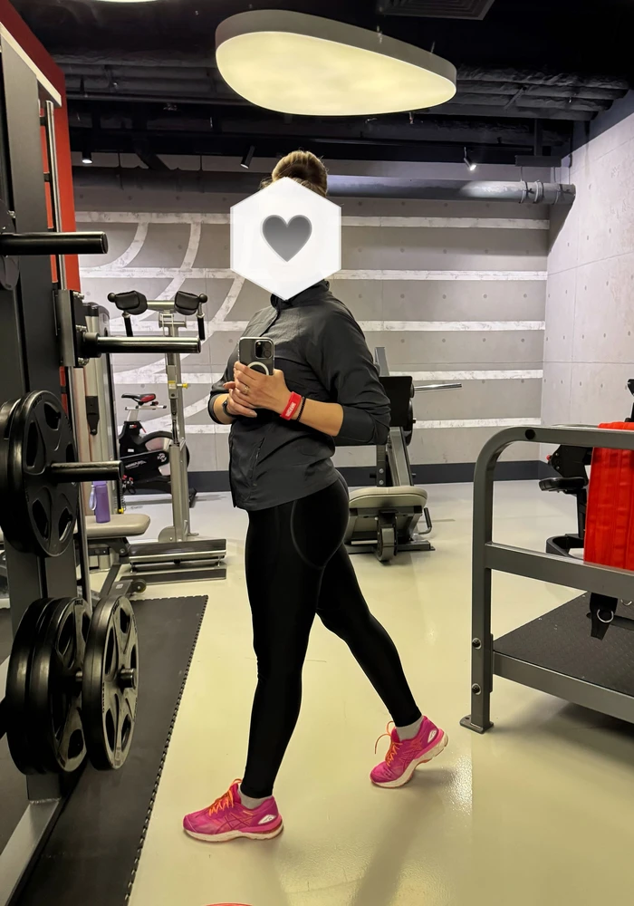 Заказала две модели: «приличную» и «неприличную»(та что стрингами сзади). «Неприличная» села настолько хорошо, что решила оставить ее))) Ткань плотная, не просвечивает. На бедра 104 размер 48, меньше было бы не комфортно.