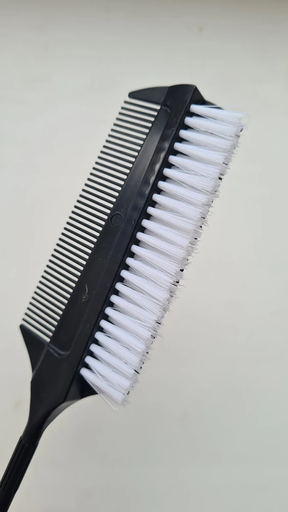 Щетина слишком мягкая, поэтому расческа не выполняет свою прямую функцию. Такую расческу в основном приобретают танцоры, спортсмены, но ей не возможно сделать гладкую причёску, даже ребёнку на мягкие волосы. Деньги на ветер, к сожалению