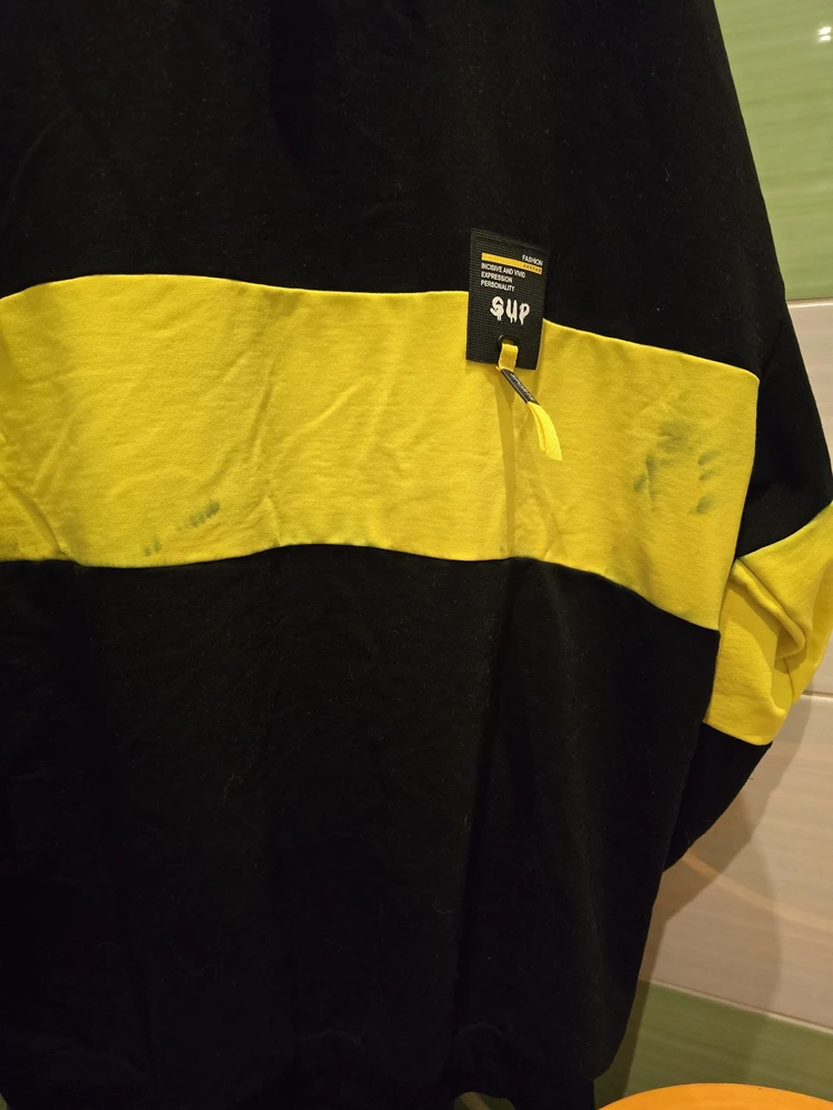 Полное разочарование. После стирки полосы окрасились чёрным. Теперь в нем только в огороде копаться