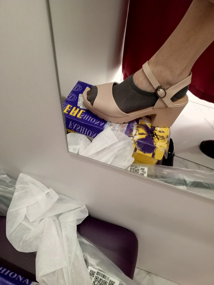 Красивые босоножки, жаль не подошли по полноте.