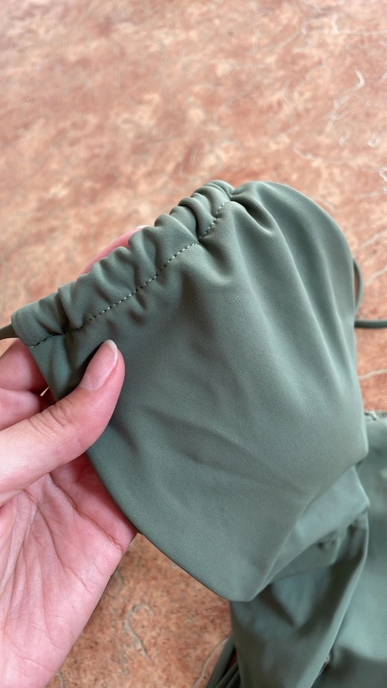 Лиф вообще неудобный, не держит.