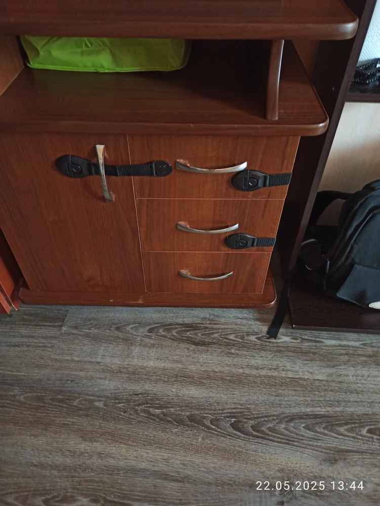 Пришли без брака, где нужно наклеила, ребёнок пытался открыть, но не получилось, вроде держится хорошо, время покажет
Спасибо за хороший товар))