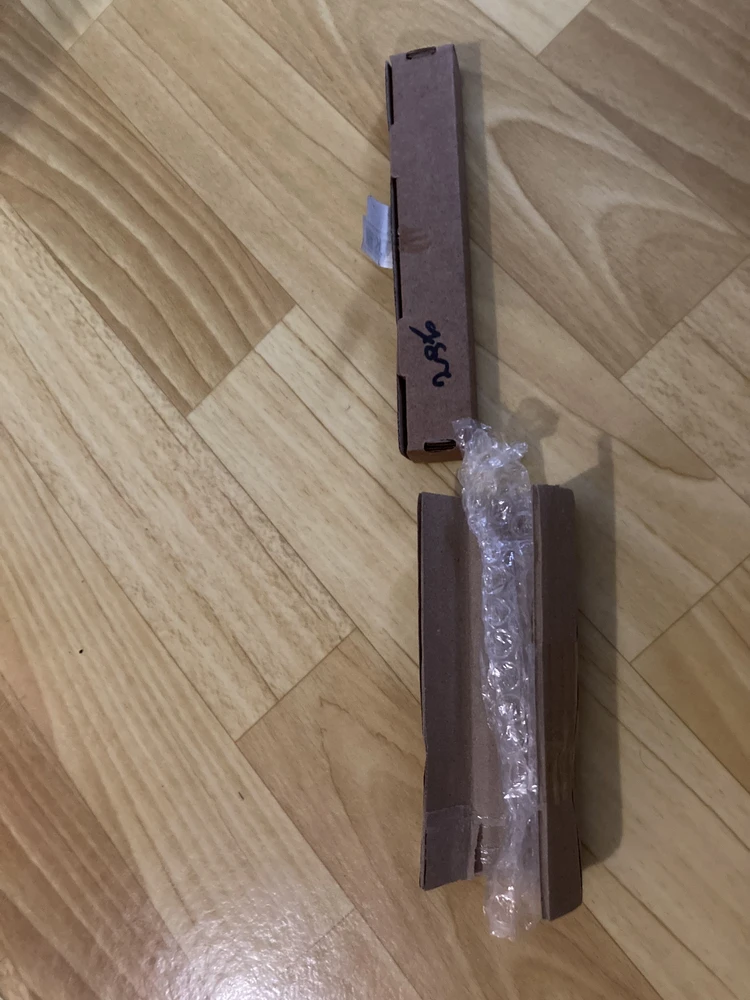 Она неизбежно будет ломаться. На видео видно, что в кейсе нет защелки-фиксатора и она открывается, если ее перегнуть. А перегнется при трансплртировке она обязательно, потому что запакована в пупырку и обмотана картоном. Уважаемые продавцы, поменяйте упаковку на коробочки (как на фото рядом с вашей упаковкой) и предусмотрите защелку, пожалуйста, без нее пилка и в сумочке может поломаться! А так задумка классная.
Осколок пилки обточила на камне и пользуюсь так.