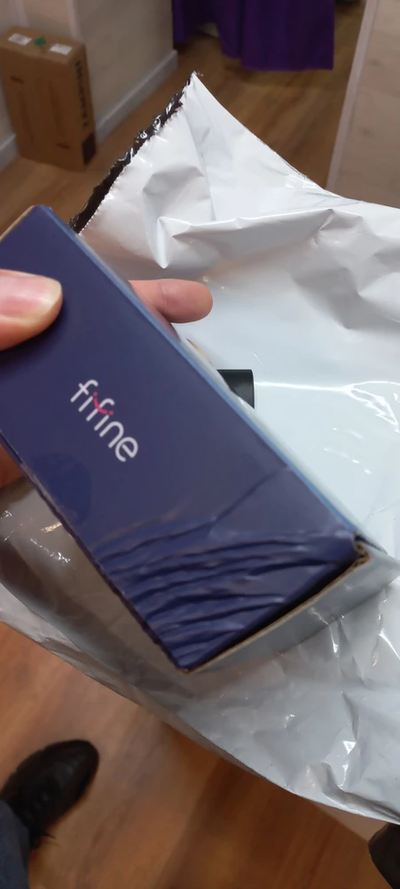 Брал на подарок, еще не проверял в работе. Забрал, несмотря на такой косяк с оригинальной упаковкой. Благо, что внутри производитель позаботился и приложил достаточно качественный кейс.
Что приятно удивило, так это то, что сами микрофончики на фото выглядят грузно, как будто они как спичечные коробки, не меньше, по факту, это миниатюрные, легонькие коробочки.
Кейс, пластик, комплектные провода на вид, очень качественные, как будет в работе покажет время.