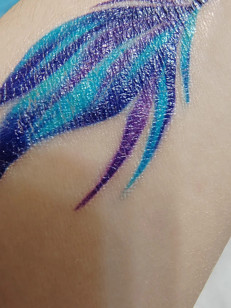 При переносе на кожу картинка становится гараздо ярче и чётче, это стоит учитывать перед написанием отзыва не использовав по назначению тату.