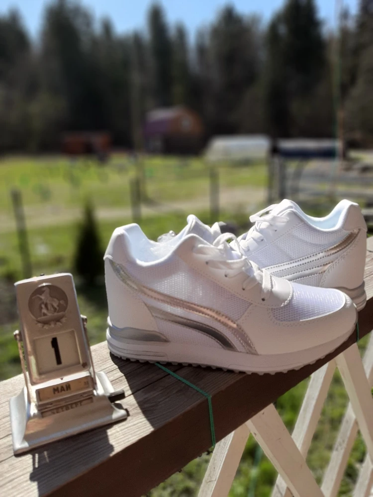 На свой 36 взяла 37. Кроссовки удобные, спасибо!