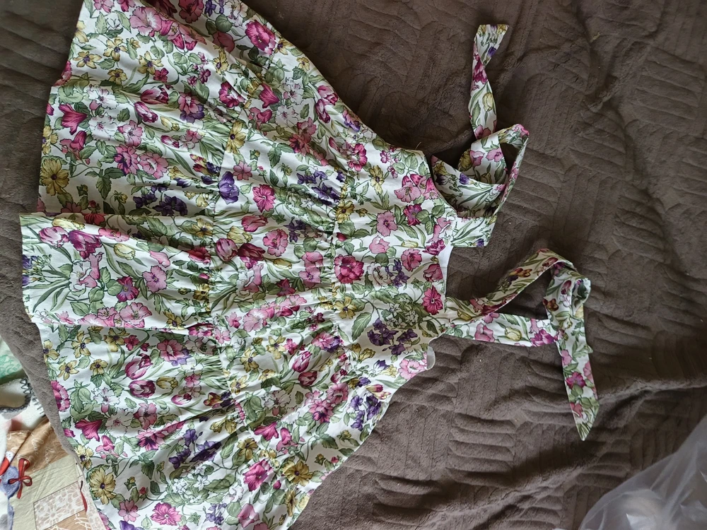 Красивый, качественный сарафан. Тонкий, хотелось именно такой, не трикотажный. Все хорошо прошито, ровненько. На ребёнке рост 80 взяла 92 размер, еще есть хороший запас. Но размер 128 прям расстроил своим вырезом горловины.