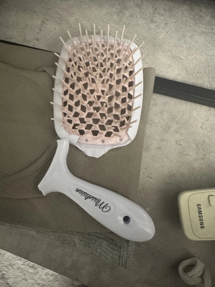 ￼Расчески плюшевые, одним словом, сначала сломалась чёрная, потом сломалась белая, ломаются быстро, они могут расчесать только короткие волосы или же волосы которые не густые ￼, волосы которые густые, которые длинные, они расчесать не могут, ломаются