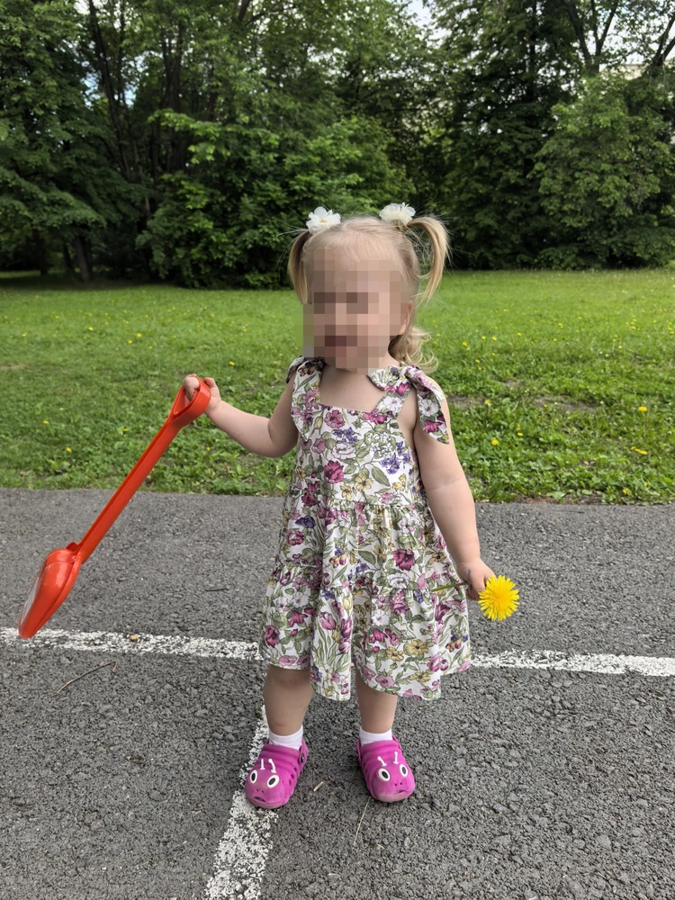 Очень красивый сарафан!!!! Фото совершенно не передаёт его прелести. На 2 годика 87см и 13 кг село вот так.
Единственное чего не учла - это завязки на плечах. Пока одну завязываю - доченька вторую развязывает. увлекательно 😂