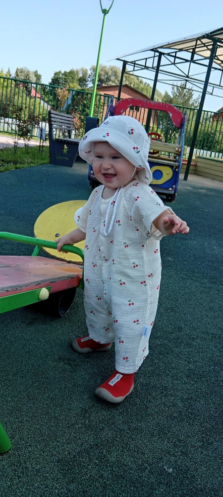 Искала именно такой рисунок, под нашу панамку. А также чтобы было ниже колена. Размер 80 идеально сел на рост 71 (10 мес). Все швы в норме, спасибо большое, суперский песочник!