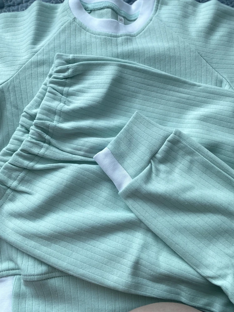 Отоияный костюм! Материал приятный, мягкий, цвет красивый, описанию соответствует