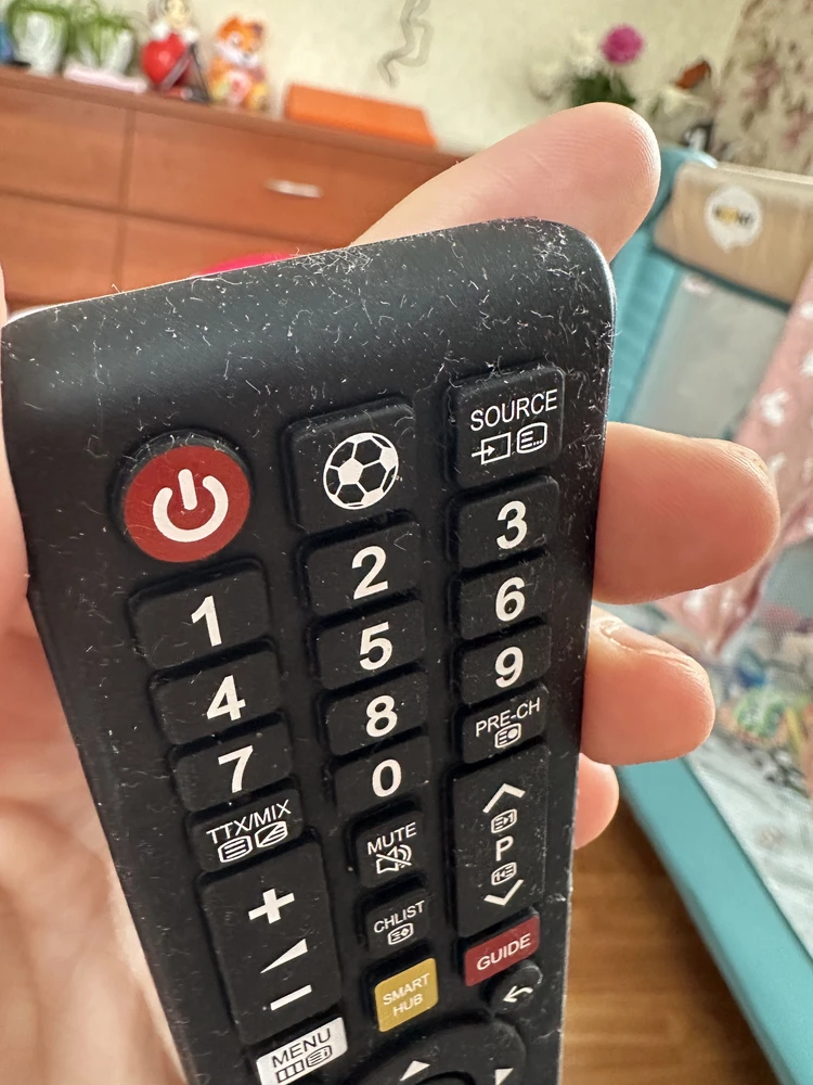 Через минуту на полу или в манеже - на пульт налипает пыль. Он наэлектризовывается и притягивает к себе пылинки с ткани и других игрушек.