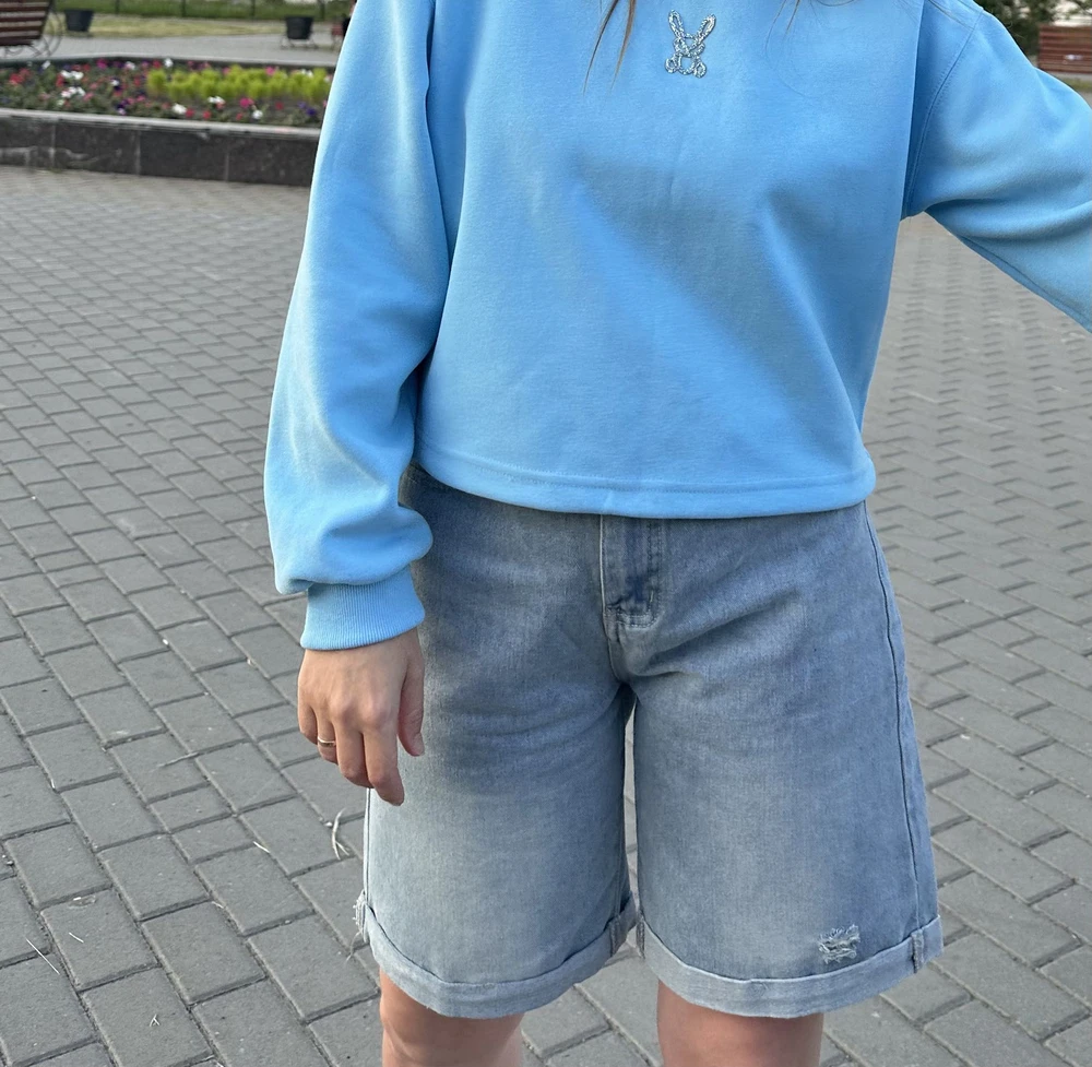 Запах очень сильный от шорт, как в китайских магазинах. Цвет не соответствует. И по фото кажутся плотнее, на самом деле тоньше. Ну это в принципе не плохо, не так жарко будет в них.