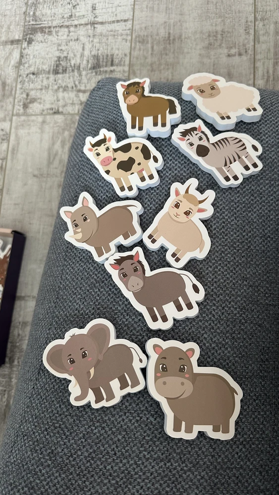 Что касаемо цветопередачи на картинках, ну это жесть. Все плюс минус одной тональности. Как с ребенком учить какого цвета животное, корова бежевая, овечка пыльно розовая, козлик тоже бежевый