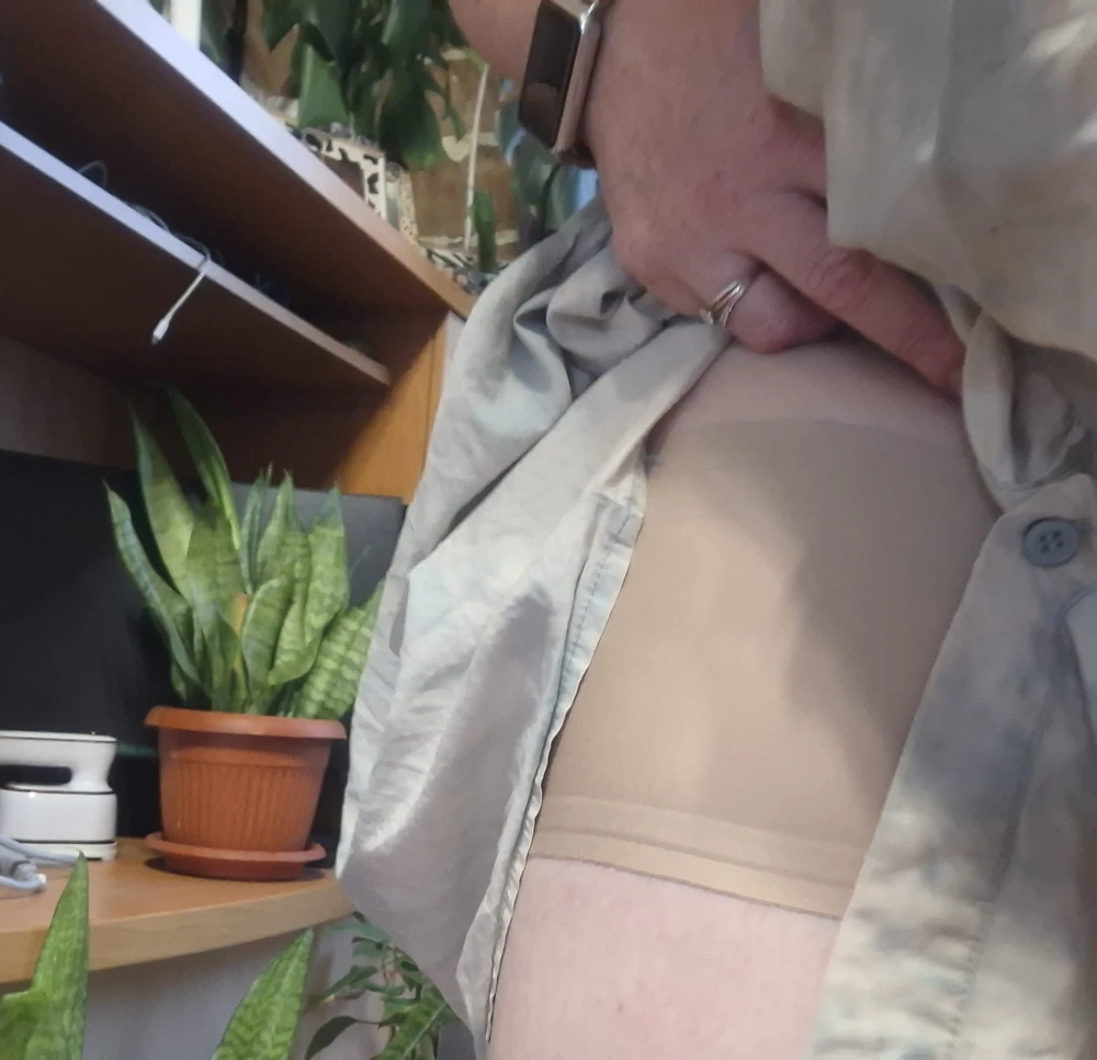 Благодарю за такую выручалочку.
Думаю полные люди меня поймут, не возможно долго в жару проходить в платьях или юбках, обязательно будет трение ляшек, раздражение, корочки🫣
Переживала из за отзывов, что скручиваются, что могут болтаться, а не облегать полностью поэтому взяла поуже, хотя по факту можно было до 16см взять.
Три силиконовые полоски хорошо фиксируют, ничего не спадает и не скручивается. На ширину самого объемного места ног 74-76 взяла XXL (72-76см), соответствует размеру значит.