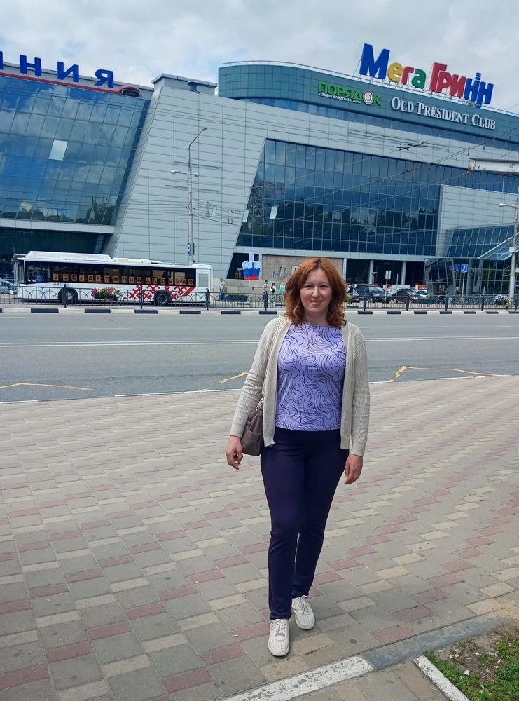 Брюки супер, цвет красивый, тянутся, очень удобно в них ходить и скрывают недостатки, что очень приятно.