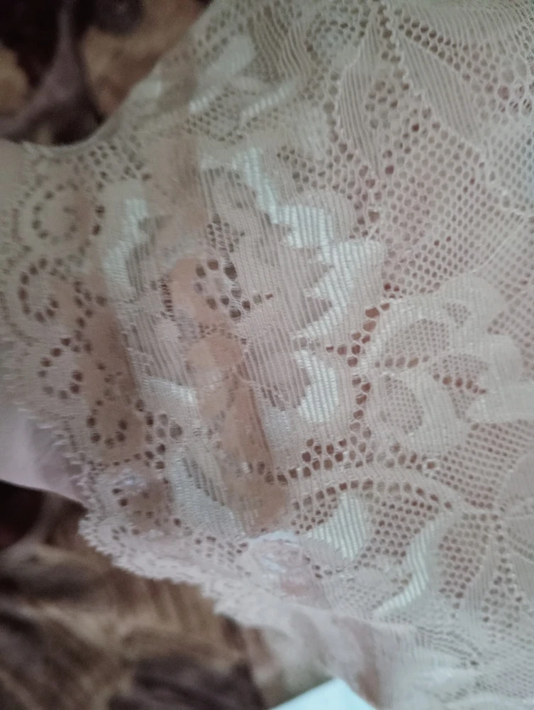 Заказала товар, но ошиблась с цыфрами, поэтому заказала три размера и взала L. Товар соответствует фото и размеру. Легко наливаются и снимаются. По краям расположены силиконовые ленты. Мерила, но ещё в деле не пробовала. На ногах и правда не чувствуются и по цвету не заметны.