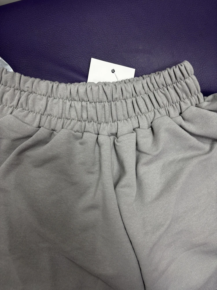 Как будто шили с закрытыми глазами, щов идет зигзагом, форма соответственно сильно косит в одну сторону