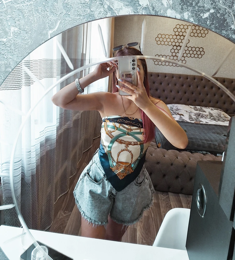 Хороший платок, я использую его как топ. Мягкий, приятный к телу
Рисунок яркий