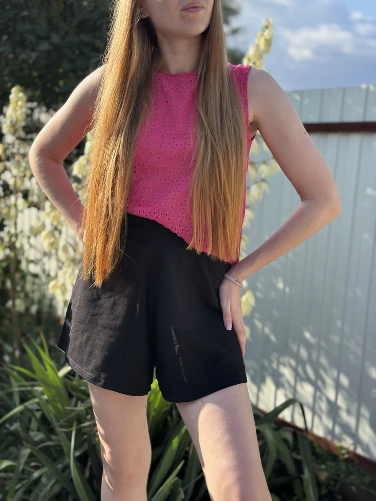 Классные шорты,смотрятся очень стильно,сшиты качественно,легкие и удобные