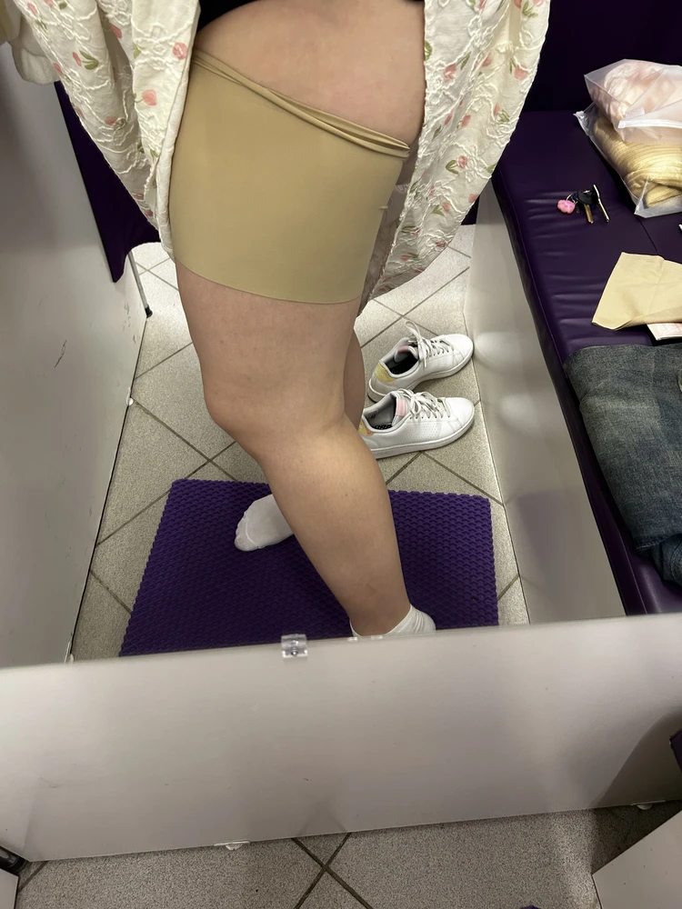 На объем 65 см взяла Л, мерила как показано на видео, надев они сразу сверху скрутились, не поняла причина в чем, решила отказаться. Качество хорошее. На ноге не перетягивало, возможно нужно было меньше размером