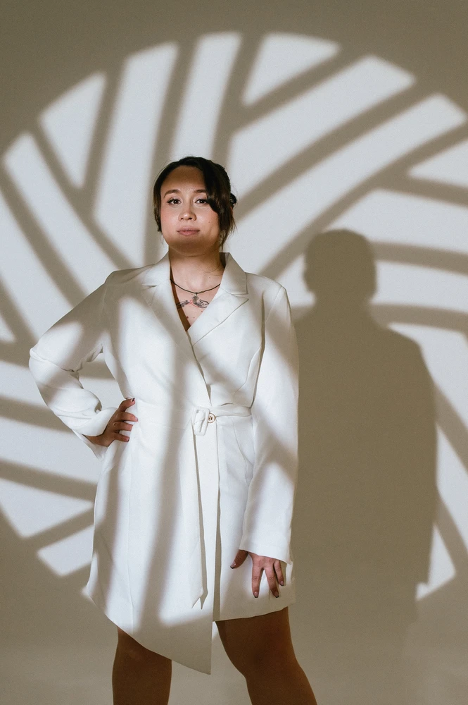 в платье неудобно сидеть, она расходится и сверху и снизу